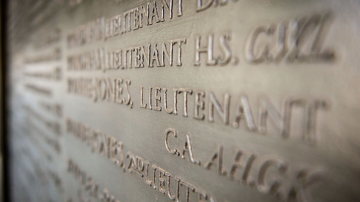 Eton_College's tweet photo. On #VEDay we honour and thank all those servicemen and women who served in #WW2. We particularly remember the 748 Old Etonians who lost their lives. #VEDay75 https://t.co/KnVNklq9vF