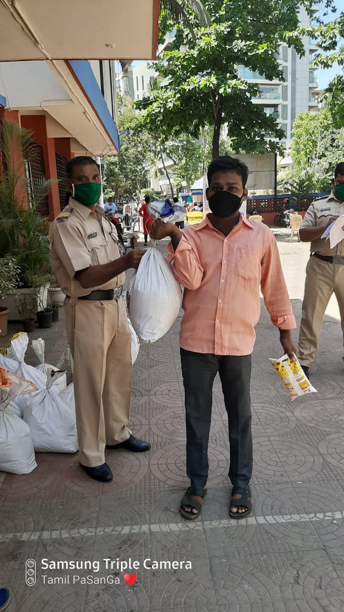 muthudevendra's tweet photo. @MumbaiPolice @CPMumbaiPolice 
150 ration kit given to poor and needy people by Sr Pi shri pandhrinath wavhal (juhu police station)thanks from our heart https://t.co/HGACGg2VHK