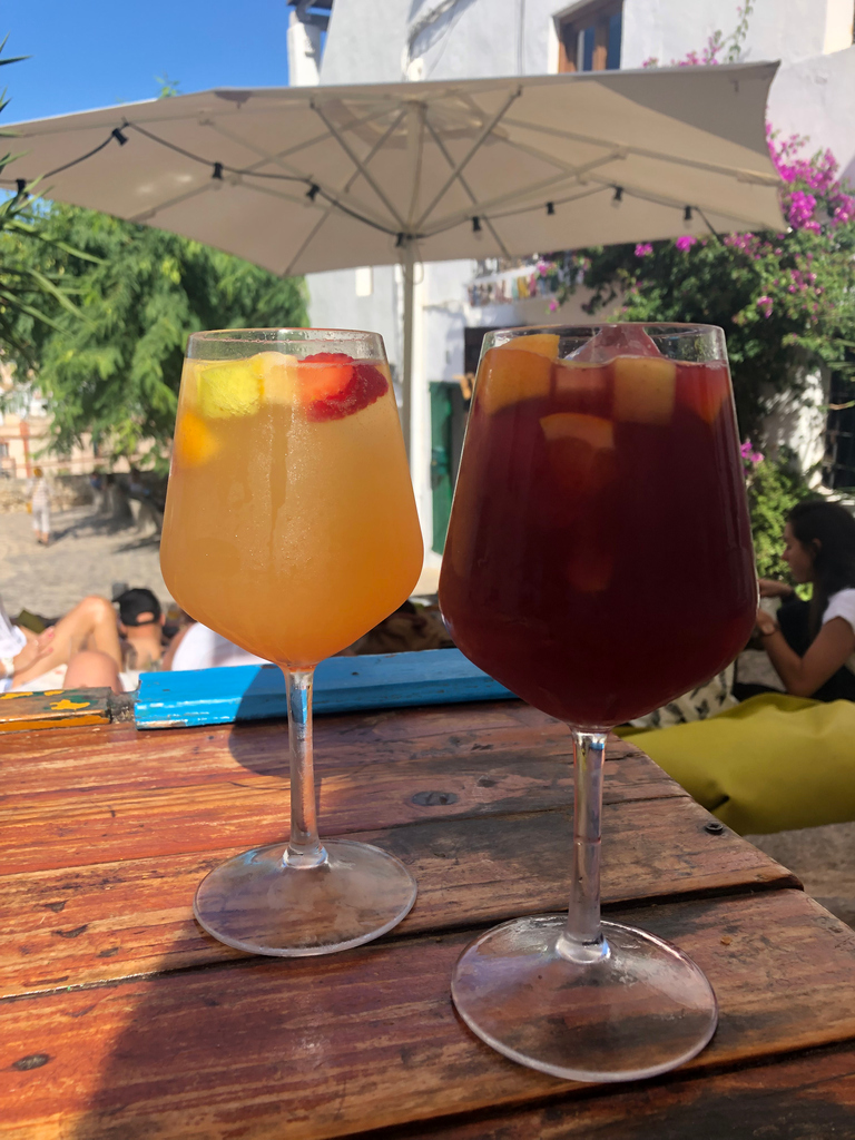 Bijna weekend en #Feelgoodfriday! Welk drankje van Ibiza zou jij als eerste drinken als je weer op het eiland bent? Een  biertje van het eiland, glaasje Hierbas of een versgemaakte sangria? Deze sangria dronk ik S'Escalinata in Dat Villa. Aanrader!