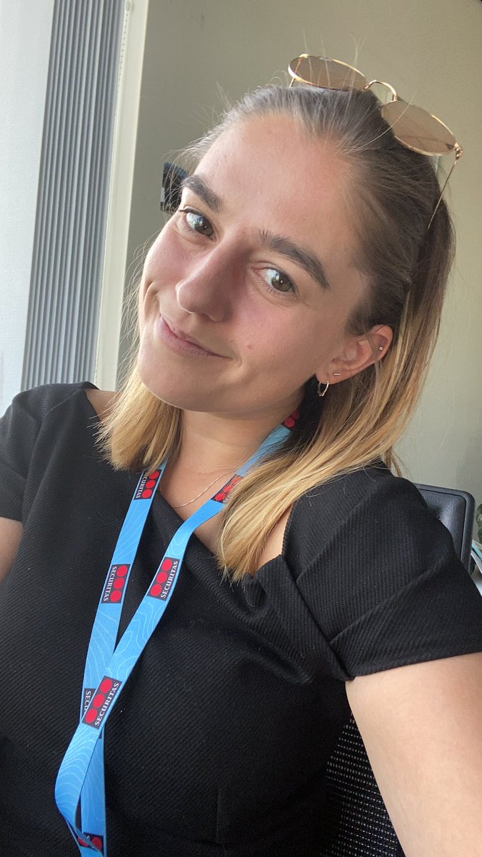 alexandradarch's tweet photo. Weer eens op kantoor.
En make-up? Wat is dat?
Wel mijn jurkjes en naaldhakken terug van onder het stof gehaald ๐. #dressingupforwork https://t.co/uBMp21jAEl