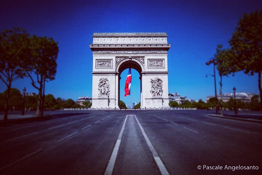 P_Angelosanto's tweet photo. Paris... Paris respire pendant que le temps est suspendu. Sensation de ville fantôme dans laquelle l'homme disparaît, ne laissant que le beau créé par sa main. #paris #covid #confinement #2020 #arcdetriomphe #seul #seulaumonde https://t.co/bkwAR5kjvp