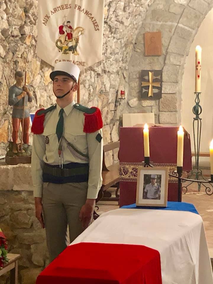 Chefdecorps1REC's tweet photo. Les dépouilles du Brigadier-chef MARTYNYOUK et du Brigadier CLEMENT sont veillées par leurs camarades dans la chapelle ardente dressée au régiment, avant l’hommage qui leur sera rendu ce #8Mai après-midi, à Carpiagne. https://t.co/uIqDhFo5IH