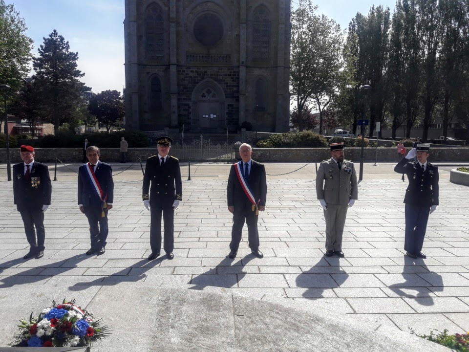 🇫🇷 Cérémonie commémorative du 8 mai
Cette commémoration s'est déroulée sans public, en raison du confinement. Il était important de célébrer cette date cruciale de l'Histoire qui marque la fin de 5 années d'une guerre qui aura coûté la vie à des dizaines de millions de personnes.
