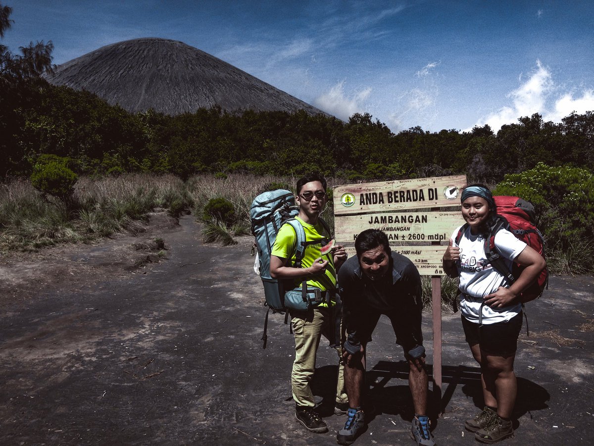Den_Suji's tweet photo. Yang Jauh Sudah Dekat, Yang Kecil Sudah Besar
Setelah dari Cemoro Kandang, perjalanan berlanjut ke pos jambangan dengan bentuk medan seperti menaiki anak tangga. Dari Jambangan Semeru bisa kita lihat dengan sangat jelas.
Klik link di Bio untuk cerita perjalananku di Semeru https://t.co/GJLKsrKI8b