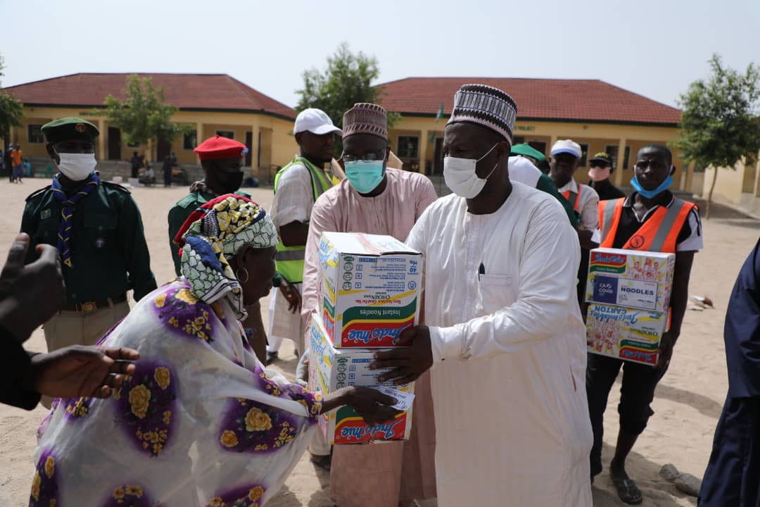 Lockdown: 4,000 residents in Gamboru, Limanti benefit from @ProfZulum's palliative.. https://t.co/TQi6HbvQ29 https://t.co/F5GmzgxwUq