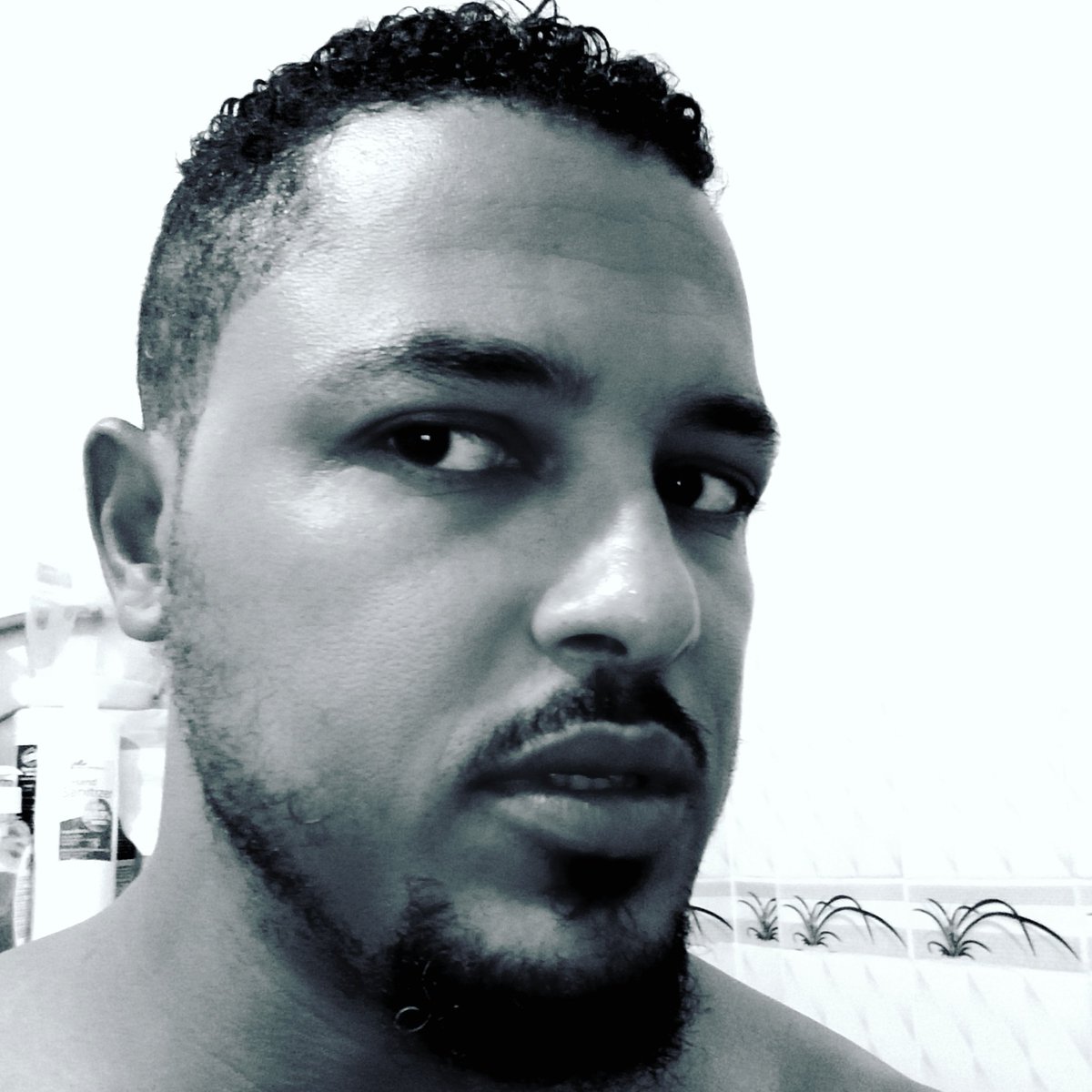 iam_vanvicker's tweet photo. One of the dire consequences of COVID-19. Had my 1st hair cut since 8th March 2020. Stay safe , wear a mask. #coronavirus #wearamaskstaysafe #theyounggodfather #vanvicker https://t.co/3sdXIzqBJc