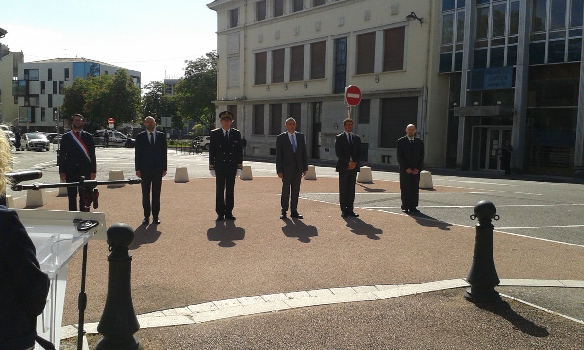 #8mai
1945-2020 : nous commémorons aujourd'hui le 75ème anniversaire de l'armistice de la Seconde guerre mondiale.
Chaque Aindinoise et Aindinois peut se joindre à ce moment d'union nationale en pavoisant ses fenêtres et balcons.
#jamaisoublier