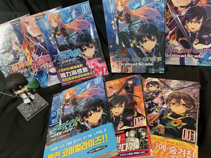 手元にある『#劇場版SAO』海外版の単行本をまとめて並べてみました!フランス語版だけ表紙がツヤなしなんですよね。セリフも横書きになってるので、トータルでそこはかとなく高級感があります。笑 #sao 