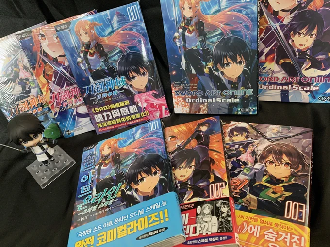 手元にある『#劇場版SAO』海外版の単行本をまとめて並べてみました!フランス語版だけ表紙がツヤなしなんですよね。セリフも横書きになってるので、トータルでそこはかとなく高級感があります。笑 #sao 