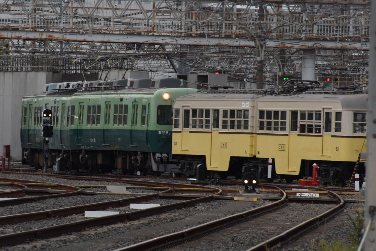 isiyagawa's tweet photo. 5/8 寝屋川車庫
旧塗装の教材車とびわこ号が連結して構内を移動してました。
まさか連結してるのが見れるとは思いませんでした笑
久しぶりのハ��ゲンライト、懐かしかったです。 https://t.co/EZzihm8wxu