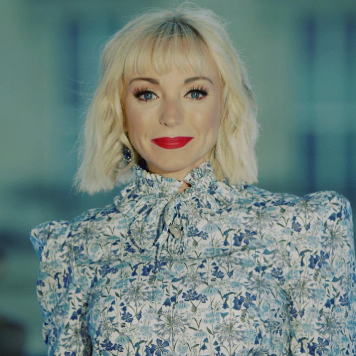 On this particularly poignant VE Day 75th Anniversary, I was invited to the Palace to not only wear the Union Jack flag on my head, but I had the honour of singing White Cliffs of Dover. BBC 1 8pm 🇬🇧