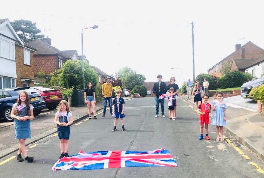 CatHines's tweet photo. Some of the children of #rahnroad celebrating #VEDay75 having observed the two minute silence on their doorsteps ❤️ @IvyChimneys @EppingStJohns @eefnews @EppingTown #VEDay #epping #Social_Distancing https://t.co/cRJaFH4cdm