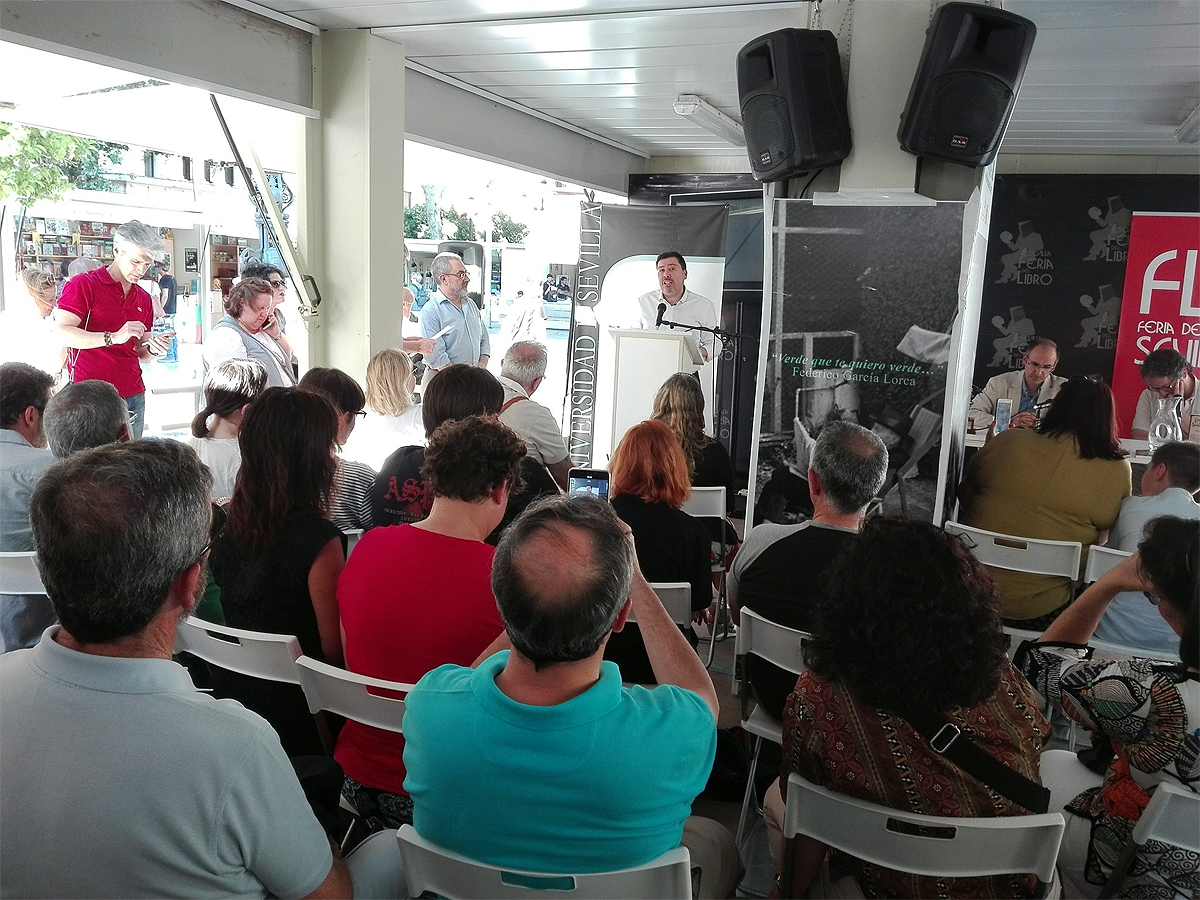 CICUS_'s tweet photo. El año pasado, presentamos en la @FLSevilla (#FLS19) los premios de la XXIII y XIV edición del Certamen Rafael de Cózar de @unisevilla https://t.co/XEdbqykIB6 https://t.co/K2ei6VNIwB