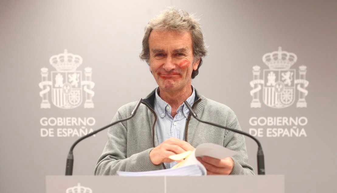 elmundotoday's tweet photo. Fernando Simón comparece con restos de carmín en la cara: https://t.co/co6NCF8Lfg https://t.co/vJp4kRAiAI