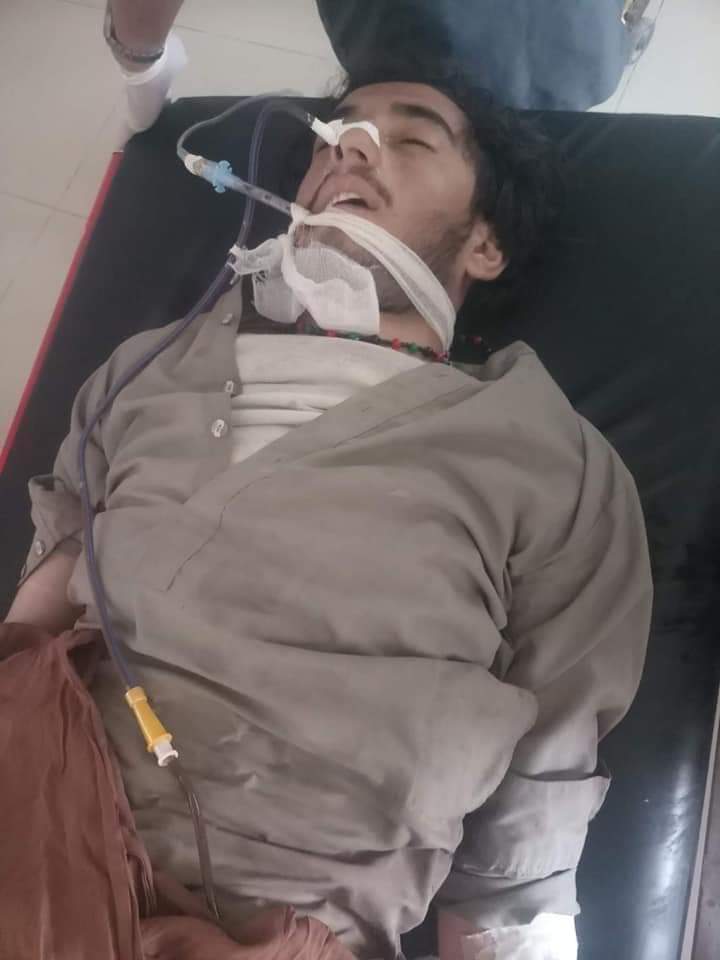 LivePtm's tweet photo. چمن میں ایف سی کی فائرنگ سے سہیل خان کی شہادت ہوئی عوام نے لاش ڈپٹی کمشنر کے دفتر کے سامنے رکھ کر احتجاج شروع کیا۔ https://t.co/493C9n6W0Q