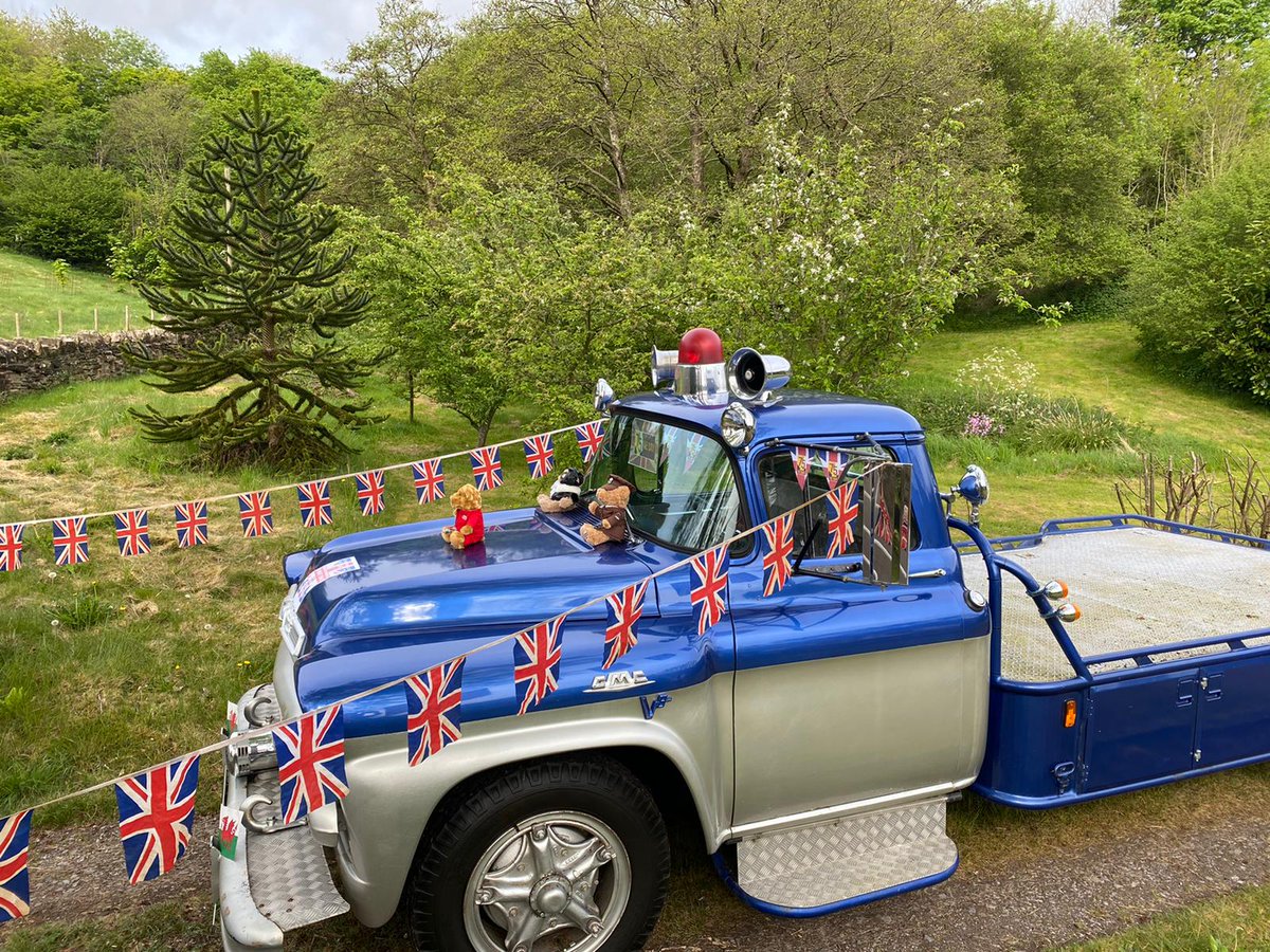 NedShannon1's tweet photo. We cant exactly party but we can decorate our 1950s ex US airforce fire truck!! Let the celebrations begin😁😁 @ShitChester @joerob_leader #VEDay2020 #VEDay75 #VEDay #VEDayAtHome https://t.co/OmMISdDMgH