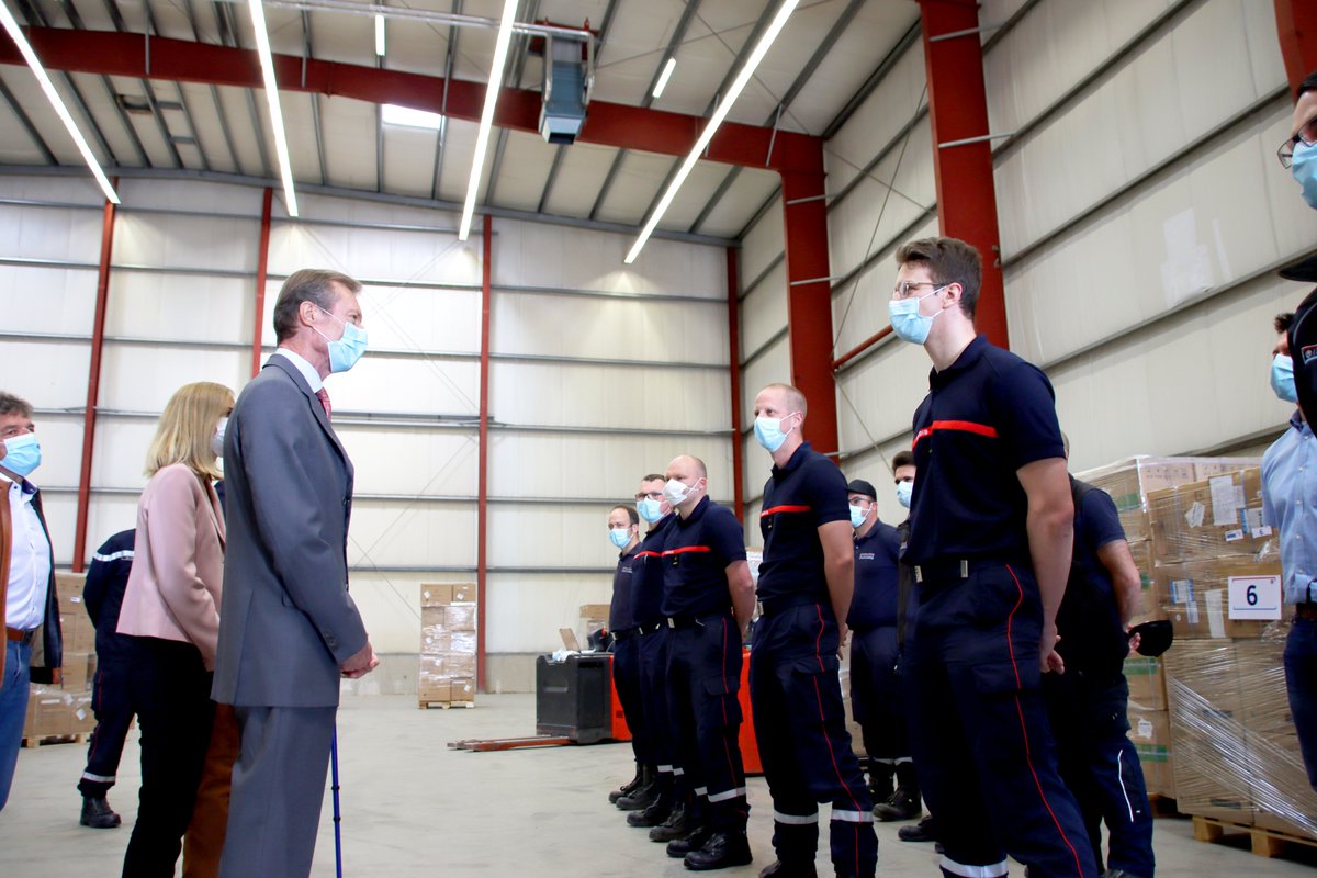 Visite de S.A.R. le Grand-Duc Henri accompagné de la Ministre de l'Intérieur <a href="/TainaBofferding/">Taina Bofferding</a> au stock opérationnel du CGDIS chargé de la distribution de 26 millions de masques chirurgicaux destinés à la population du Luxembourg gd.lu/cWz0nz