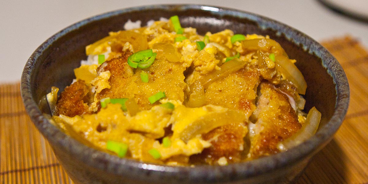 El katsudon es uno de nuestros platos favoritos, un "comfort food" perfecto. Y es que la combinación de la salsa dulzona con la cebolla, el huevo y la carne empanada es una delicia... de hecho, quizás lo comamos hoy en casa, va. Ay, qué hambre de golpe XD japonismo.com/blog/katsudon