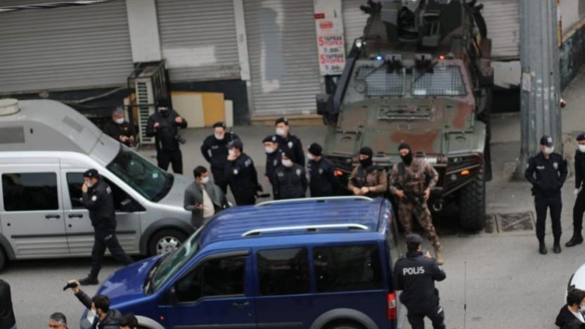 solhaberportalY's tweet photo. Grup Yorum üyesi İbrahim Gökçek’in Kayseri'de yapılacak cenaze töreni öncesi, Gazi Cemevi’nde düzenlenmek istenen anma polis tarafından engelleniyor. Polis Gazi Cemevi’nde anma için bir araya gelenlere biber gazı ile müdahale etti
https://t.co/9Tiz3YNmpN https://t.co/urKXFV3hoC