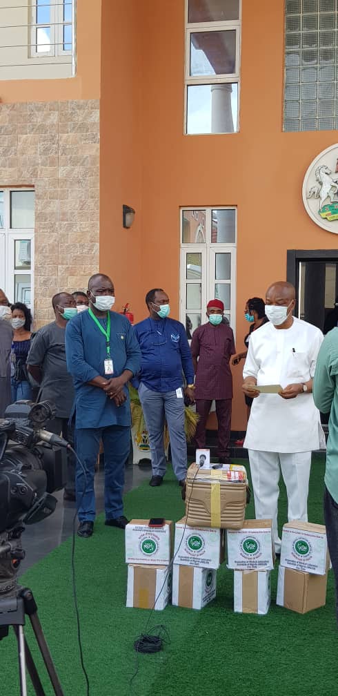 YmlsfS's tweet photo. YMLSF Imo State yesterday donated sanitizers and VTMs to the chairman COVID-19 Task force Imo State Prof. Maurice Iwu, through her parent body AMLSN Imo state led by Dr Dunga Excel(chairman). YMLSF was fully represented. https://t.co/b9eDa9CGEY