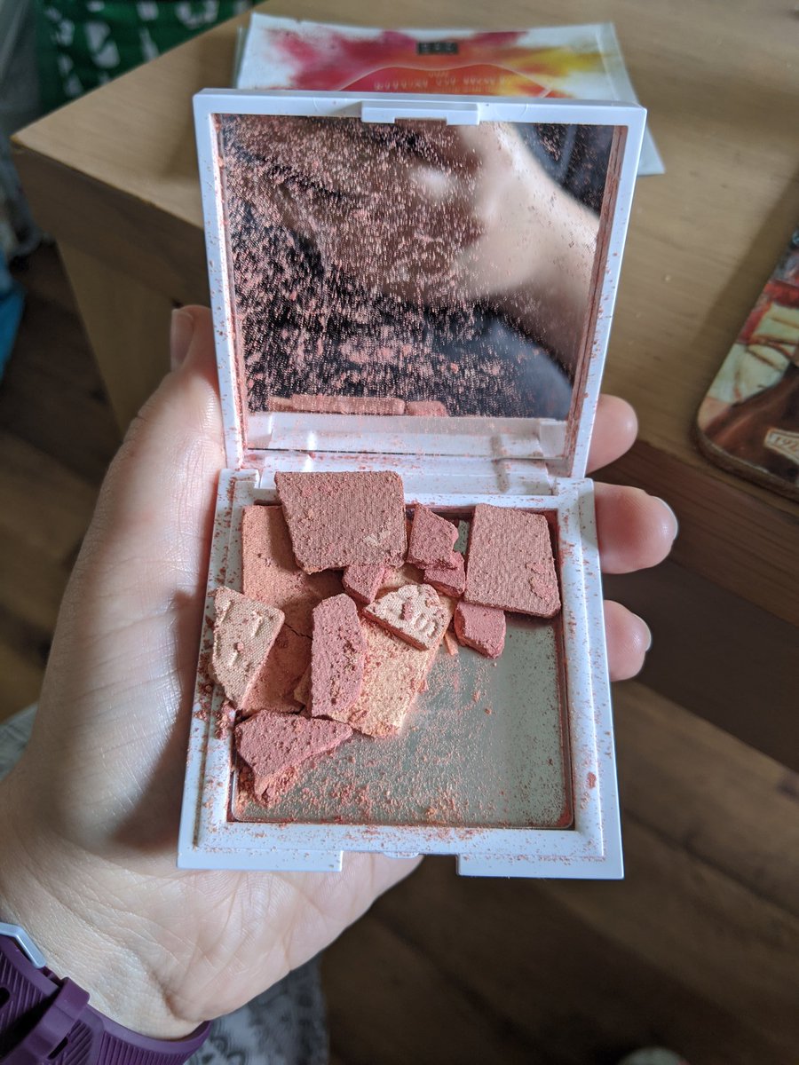 CharBry23's tweet photo. And this lads, is why we don't order bronzer online. Seriously though @Rituals - little bit better packaging wouldn't go amiss! https://t.co/sktdsYYqfh