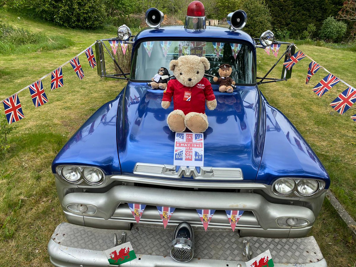NedShannon1's tweet photo. Red Ted wants to join @rafredarrows He's got his overalls on😂 It was fantastic to see you up in the air again! #RedArrows #VEDay2020 #VEDay75 #VEDayAtHome https://t.co/4XeMAxnB2t