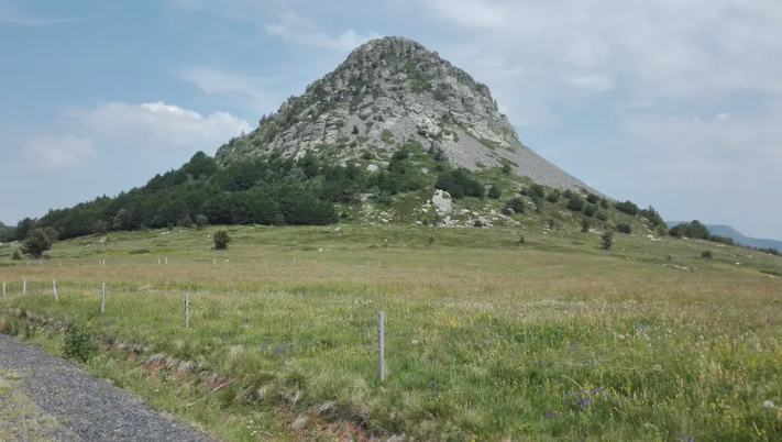icidromeardeche's tweet photo. Sainte-Eulalie : le restaurant La Source de la Loire au pied du mont Gerbier a brûlé #Ardèche 
https://t.co/xJpQ5wD6mT https://t.co/kau1ZtEoOF