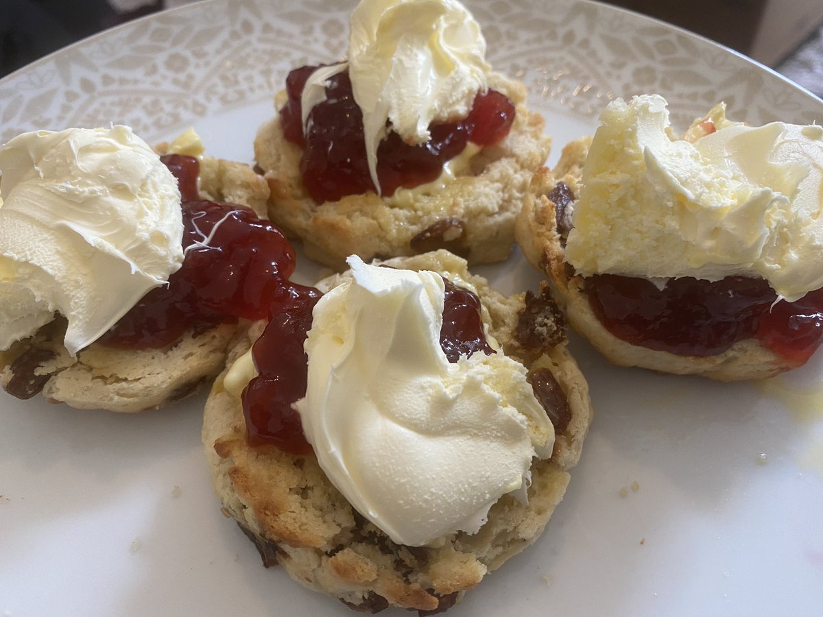 RJS2212's tweet photo. @LME_79 @Sheena2907 Not to start the #jamcream #creamjam debate but hope you enjoyed #SconesForVEDay @Sheena2907 @ThainMike https://t.co/LKiAV9B2Nx