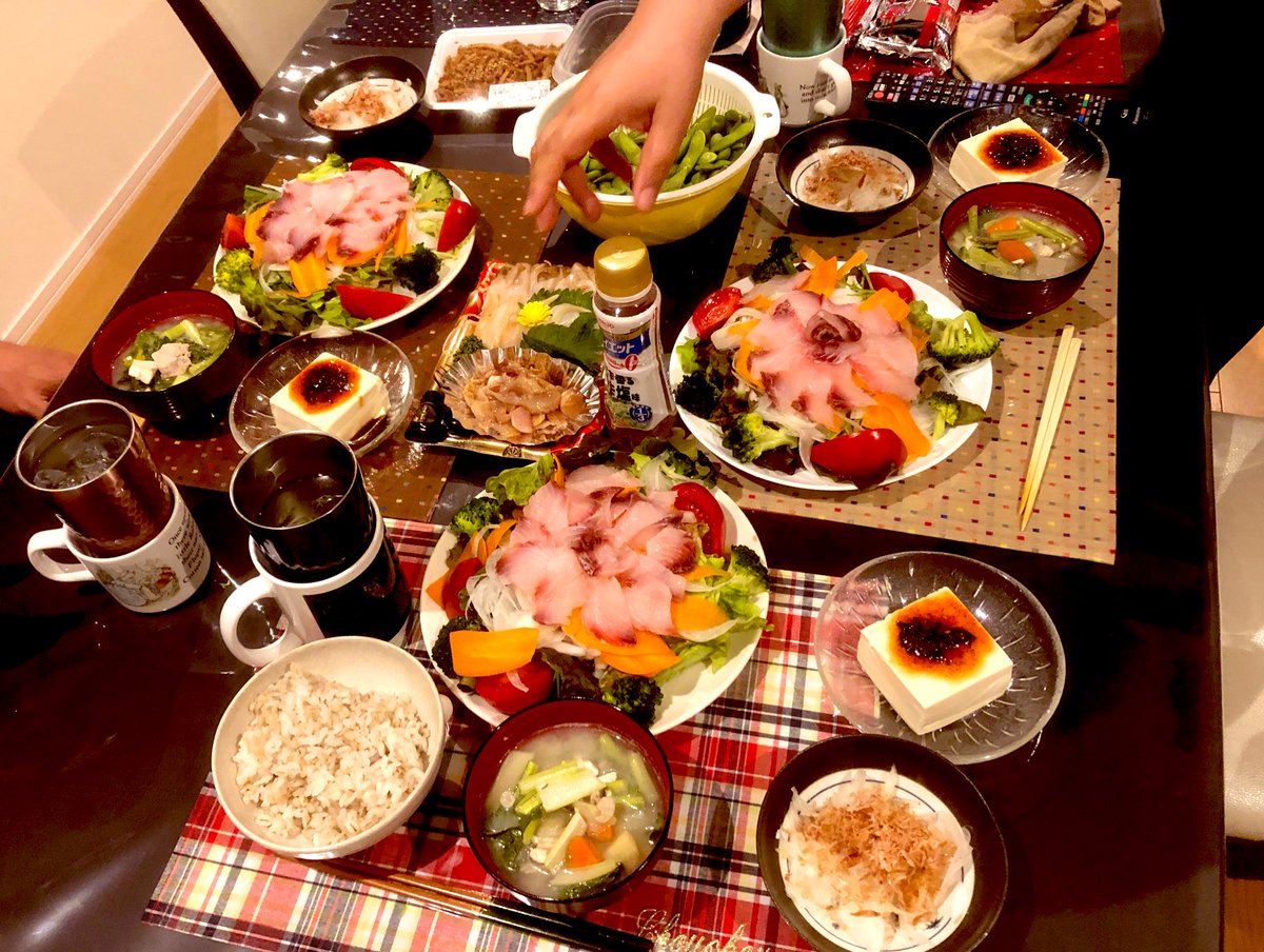 Htkka24's tweet photo. 母の日(の前日)なので料理を作った
みんな喜んでくれたので嬉しみ🥰

最近毎食考えてくれてる母にほんと感謝🙏🙏

ドレッシングを取ろうとする母の手が写りこんだけど気にしなーい https://t.co/j5fTtTXK1P