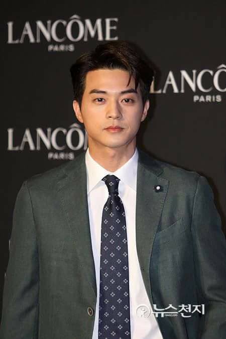 25. Kim Jihoon (Actor)in an interview with BNT, he said he wanted to have a project together with Krystal. he also mentioned Krystal in a radio show saying she’s pretty and he wanted to act at least once with her.