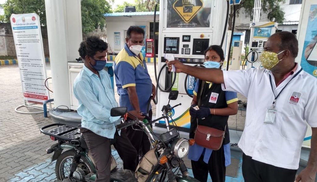 CbeRetailBpcl's tweet photo. Rathinam Agency taking the #PPE usage a notch higher by deploying the infrared thermometers. Living upto the philosophy of #IProtectYouYouprotectme by thermally screening the visiting customers and making everyone safe. #covidscreening @BPCLimited @BPCLRetail @bpclcbe @8singhi https://t.co/cq0I4n2whF
