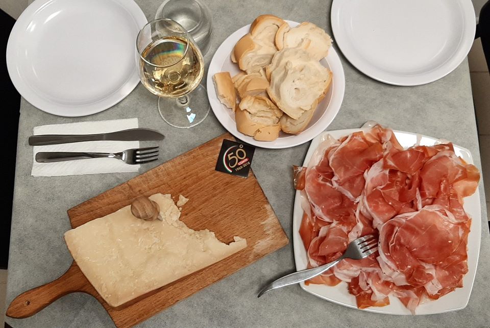 parmawelcomeoff's tweet photo. 🇮🇹#ProsciuttodiParma #ParmigianoReggiano #Malvasia... a #Parmacityofgastronomy il pranzo è servito, buon appetito! 😋 
🇬🇧 #ProsciuttodiParma #ParmigianoReggiano #Malvasia... in #Parmacityofgastronomy the lunch is served, enjoy!

Credits> Prosciuttificio Conti https://t.co/i8E4j6yc7g