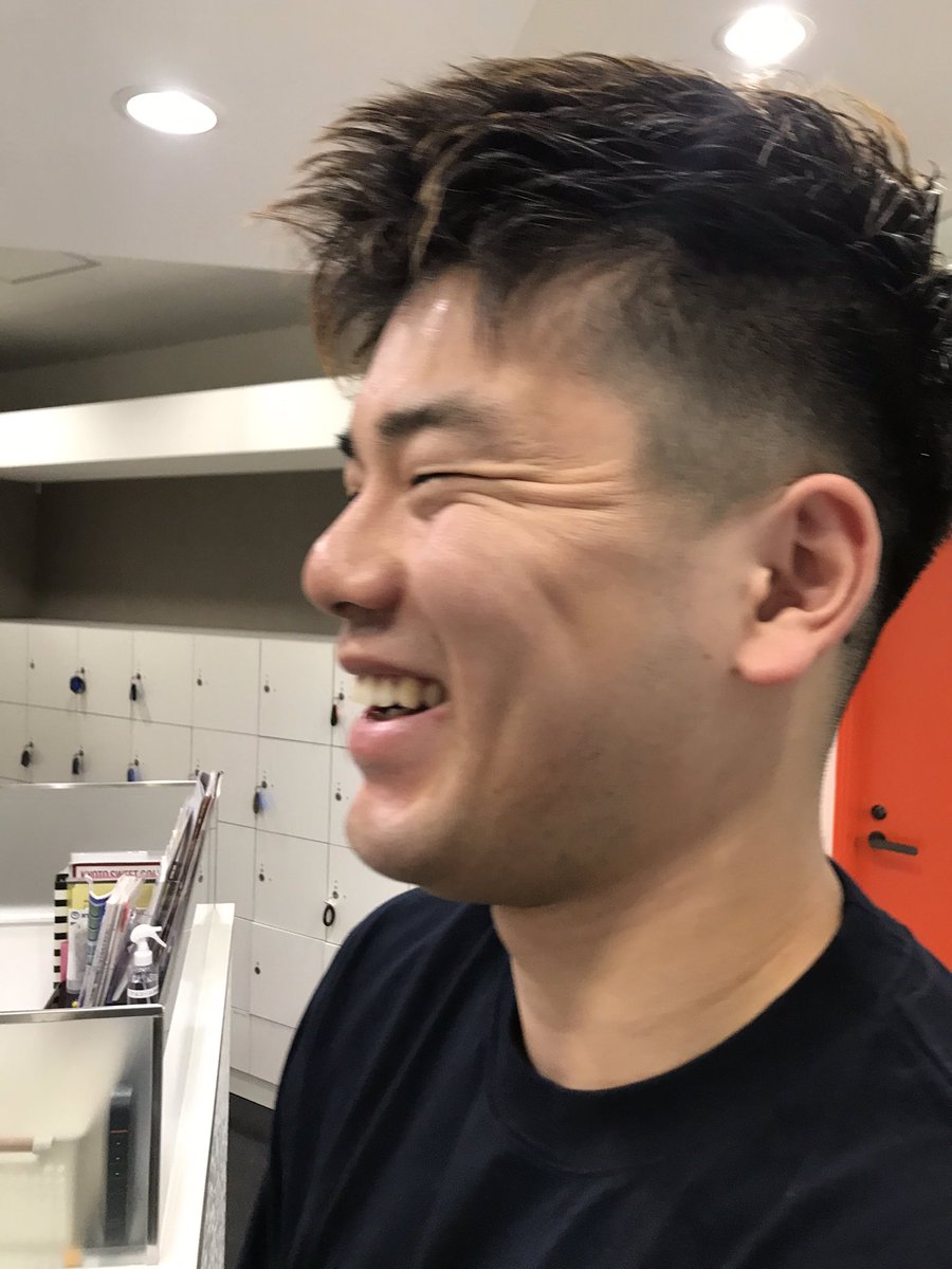 hanayabooster's tweet photo. 中野広大選手ご来店〜🏀
今日はカットでした！
なんとあんなに色白の中野選手、ちょっと焼けて黒くなってました！
ジョギングしてるからかも？👟だそうで襟足の白さと比べてみてみて下さいね！
#中野広大
#花耶はカットで岩手ビッグブルズを応援しています
#襟足今日もキレイ https://t.co/3GYakxqd4L