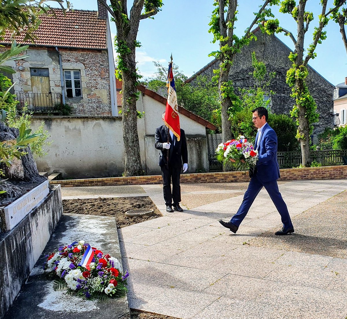 claude_riboulet's tweet photo. La mémoire du #8Mai1945 : capitulation de l'Allemagne nazie, rappelle 75 ans après que ce que nous vivons aujourd'hui est certes difficile, mais sans commune mesure. Commémoration simple et digne avec @SpaccaferriF et @SylvBourdier au Monument aux Morts de Commentry. https://t.co/0sxGqk4A6Z