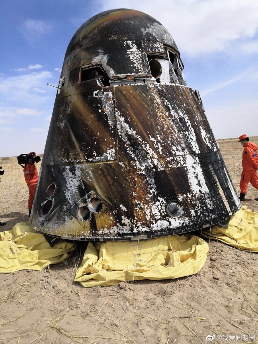 Second closeup shot of the landed capsule.： https://www.weibo.com/5616492130/J0ZGroTKB