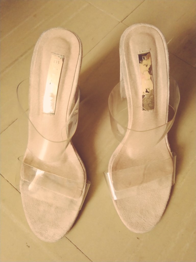 ShikoWAwanjish's tweet photo. Who's a size 5/small 6 and wants these #Billini clear strap heels? 
My shoe plug got my shoe size wrong I don't know what happened 😩

Anyway, I got them at 1500/- but make your offer and I'll throw in these #Stradivarius low heels too (size 5) https://t.co/KEFl6FRHls