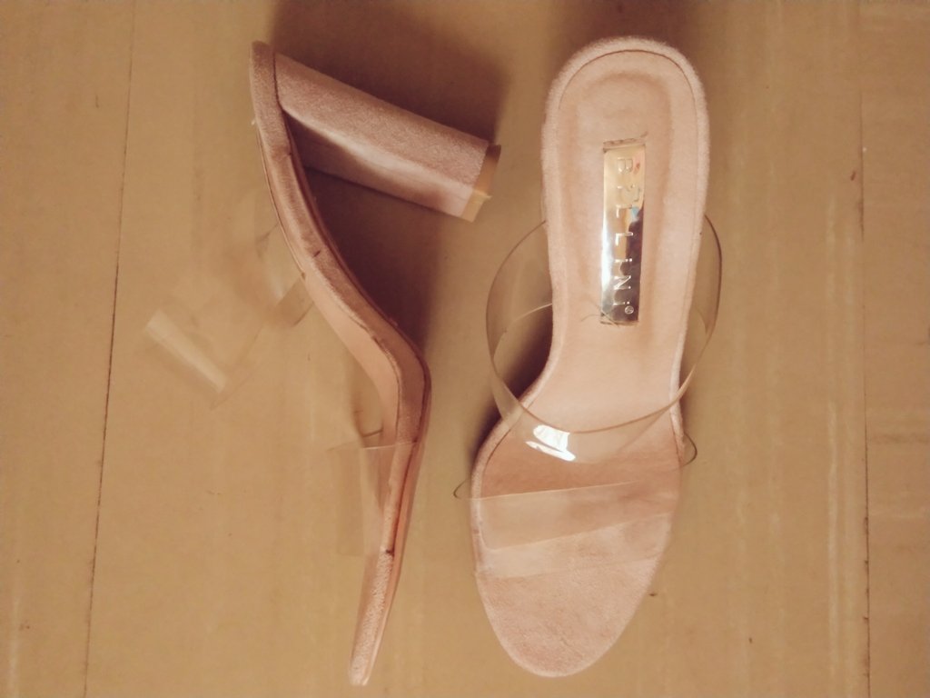 ShikoWAwanjish's tweet photo. Who's a size 5/small 6 and wants these #Billini clear strap heels? 
My shoe plug got my shoe size wrong I don't know what happened 😩

Anyway, I got them at 1500/- but make your offer and I'll throw in these #Stradivarius low heels too (size 5) https://t.co/KEFl6FRHls