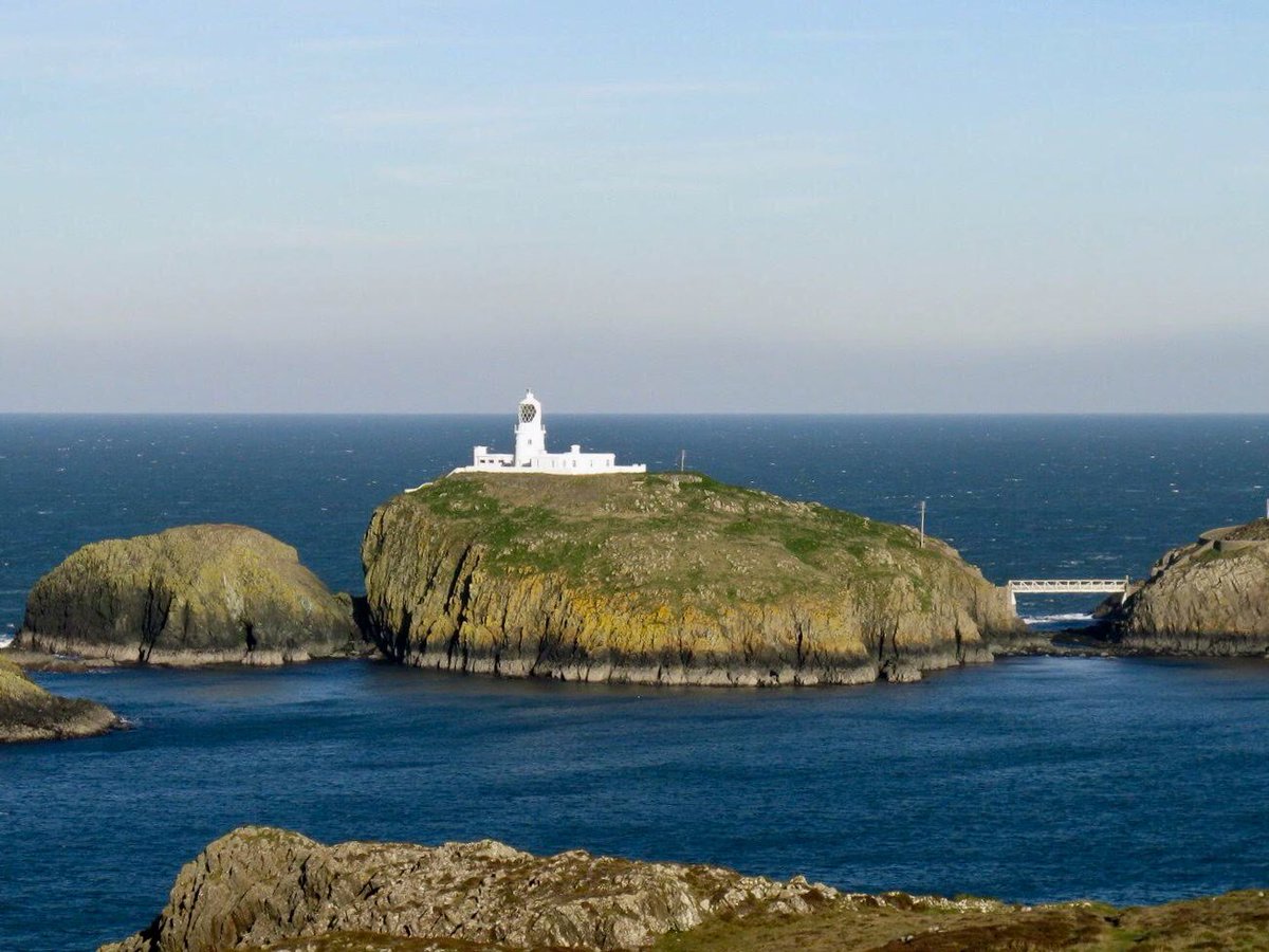 SBJMPhotography's tweet photo. #StrumbleHead #Lighthouse on the #Pembrokeshire #Coast for #PharosFriday 

#PhotoHour #StormHour https://t.co/X51AcpQHQO