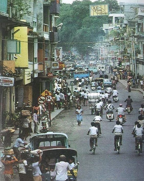 punapibali's tweet photo. Potret salah satu sudut kota Denpasar tahun 1980. Ada yang tau dimana lokasi ini?
.
.
Photo credit National Archives
Via @bali90.an 
#sudut #kotadenpasar https://t.co/YCZkk7g9aM