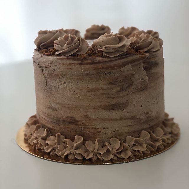 Buenos días!! Ya estamos recogiendo pedidos de tartas. Esta es de galletas con crema de nutella ¡¡ ñam !! Si quieres una para tu celebración escríbenos al Whatsapp 664810502 . Que tengáis un bonito fin de semana y cuidaros muuuucho!! #dulcemarietartas #panypiu #montequinto…