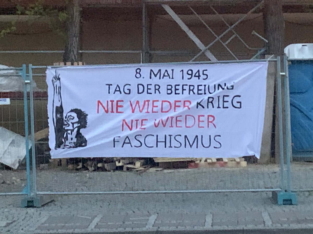 über 20 Transparente wurde heute Nacht in #Fulda aufgehängt. #TagDerBefreiung #niewiederfaschismus #niewiederkrieg #niewieder