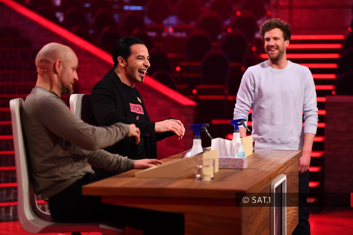 sat1's tweet photo. Heute wieder Abendschule: In #LukesSchule stellen sich um 20:15 h @thomashelmer5, #PietroLombardi,  #JürgenVogel und @BuelentCeylan der Abi-Prüfung von @lukemockridge. Schönen #FunFreitag https://t.co/q7L591J1hh