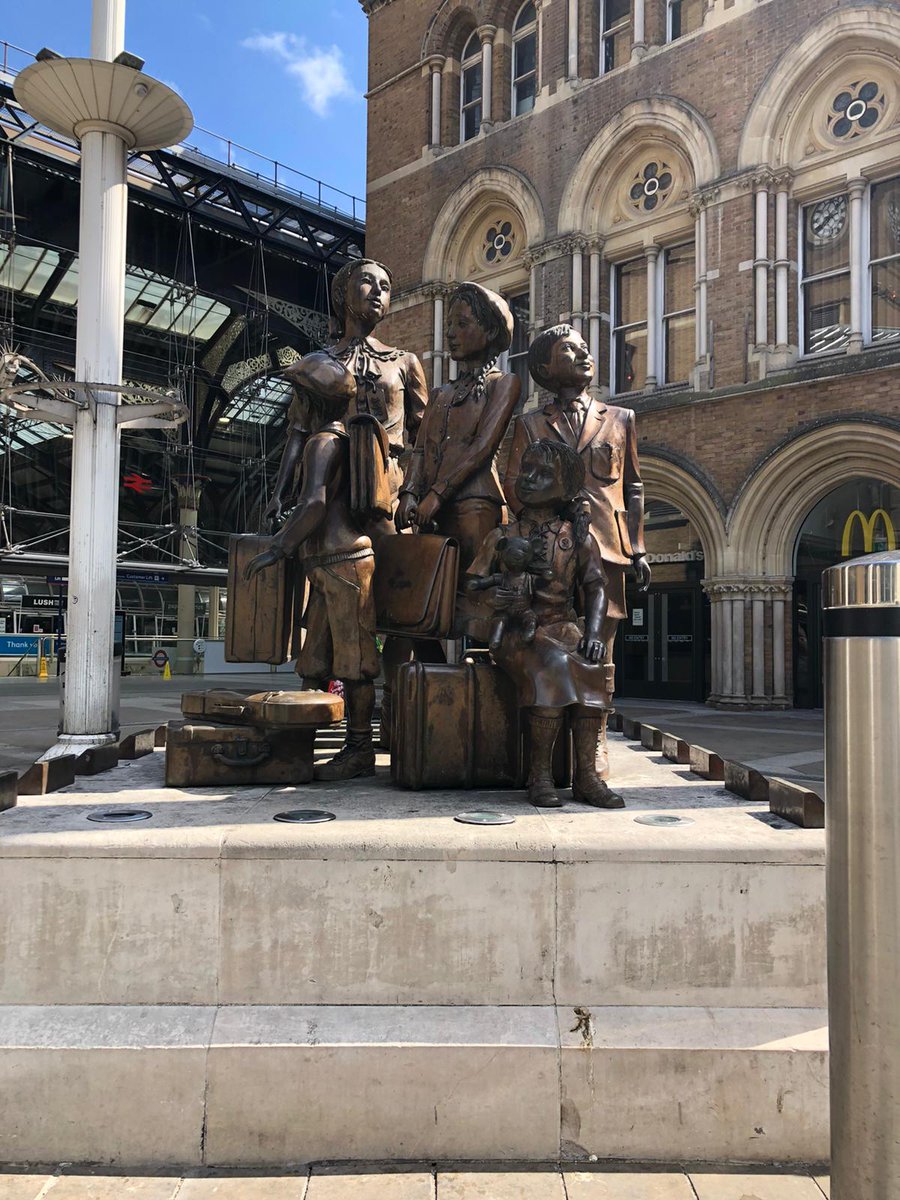 The Kindertransport mission helped 10,000 Jewish children escape Nazi-occupied territories. The memorial statue here commemorates where young refugees arrived by train raildeliverygroup.com/about-us/our-b… @RailDeliveryGrp #VEDay75 #Victory75