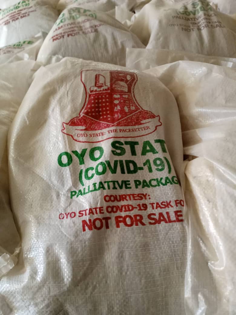 Iam_lammy's tweet photo. Distribution of palliatives to the poorest of the poor and vulnerable households has started in Oyo town, today. Households from the 4 LGAs; Oyo West, Oyo East, Atiba &amp; Afijio are expected to get the 15 kgs package which includes; yam flour, beans, garri and groundnut oil. https://t.co/NnrH8Xrlgm