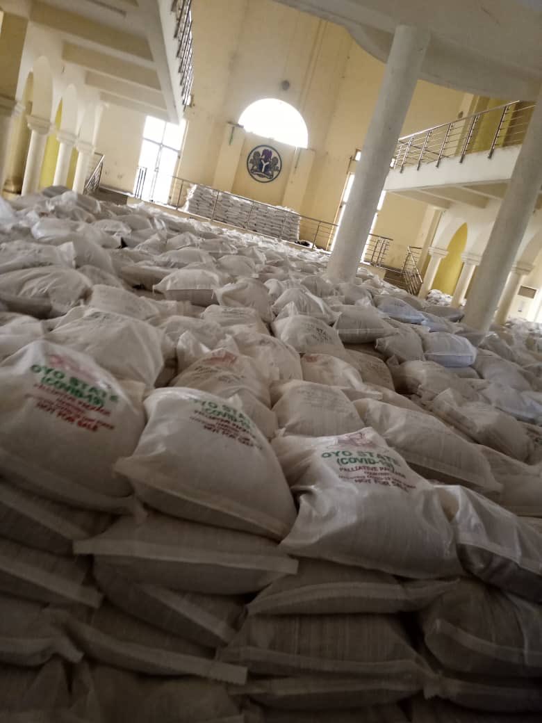 Iam_lammy's tweet photo. Distribution of palliatives to the poorest of the poor and vulnerable households has started in Oyo town, today. Households from the 4 LGAs; Oyo West, Oyo East, Atiba &amp; Afijio are expected to get the 15 kgs package which includes; yam flour, beans, garri and groundnut oil. https://t.co/NnrH8Xrlgm
