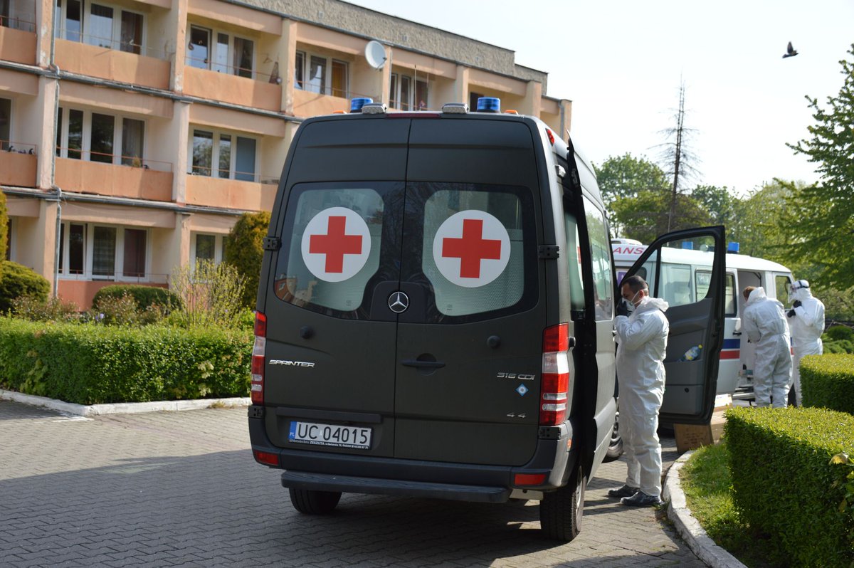 10Opolska's tweet photo. W 4 dni zespoły medyczne @IwspSz odwiedziły 9 Domów Pomocy Społecznej w województwie opolskim i pobrały ponad 260 wymazów od pracowników DPS. @10Brygada #3RBLog #4RBLog #Covid_19 https://t.co/I8bZj7yI2c
