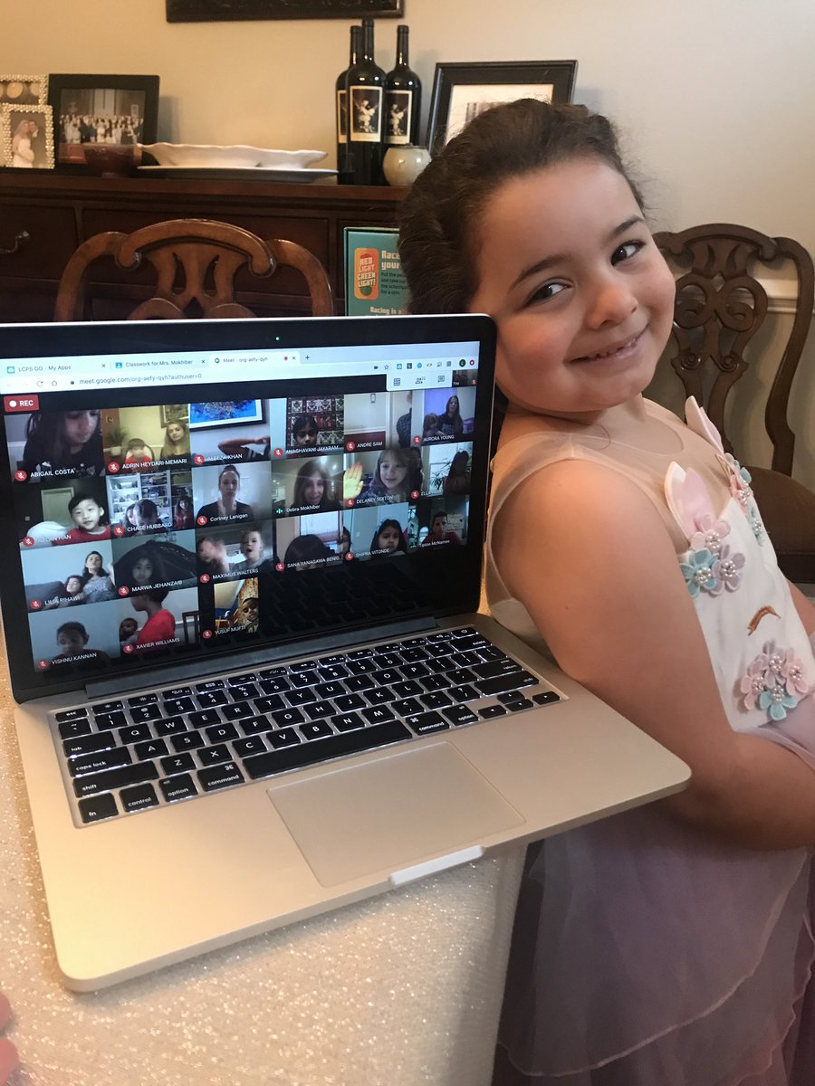 She wanted a birthday picture with her friends! #NLE20 🥳