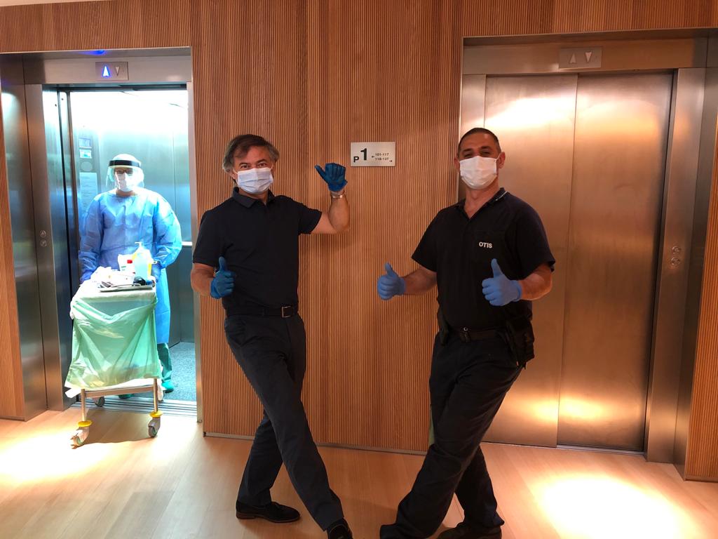 El director del <a href="/meliapalmabay/">Meliá Palma Bay</a> y <a href="/pcongressosp/">Palau de Congressos de Palma</a>, <a href="/RamonVidalMelia/">Ramon Vidal Castro</a> agradeciendo, en nombre de sanitarios y ciudadanos, la solidaridad de nuestro proveedor OTIS, que mantiene gratuitamente las instalaciones de los hoteles medicalizados. #JuntosLoConseguiremos