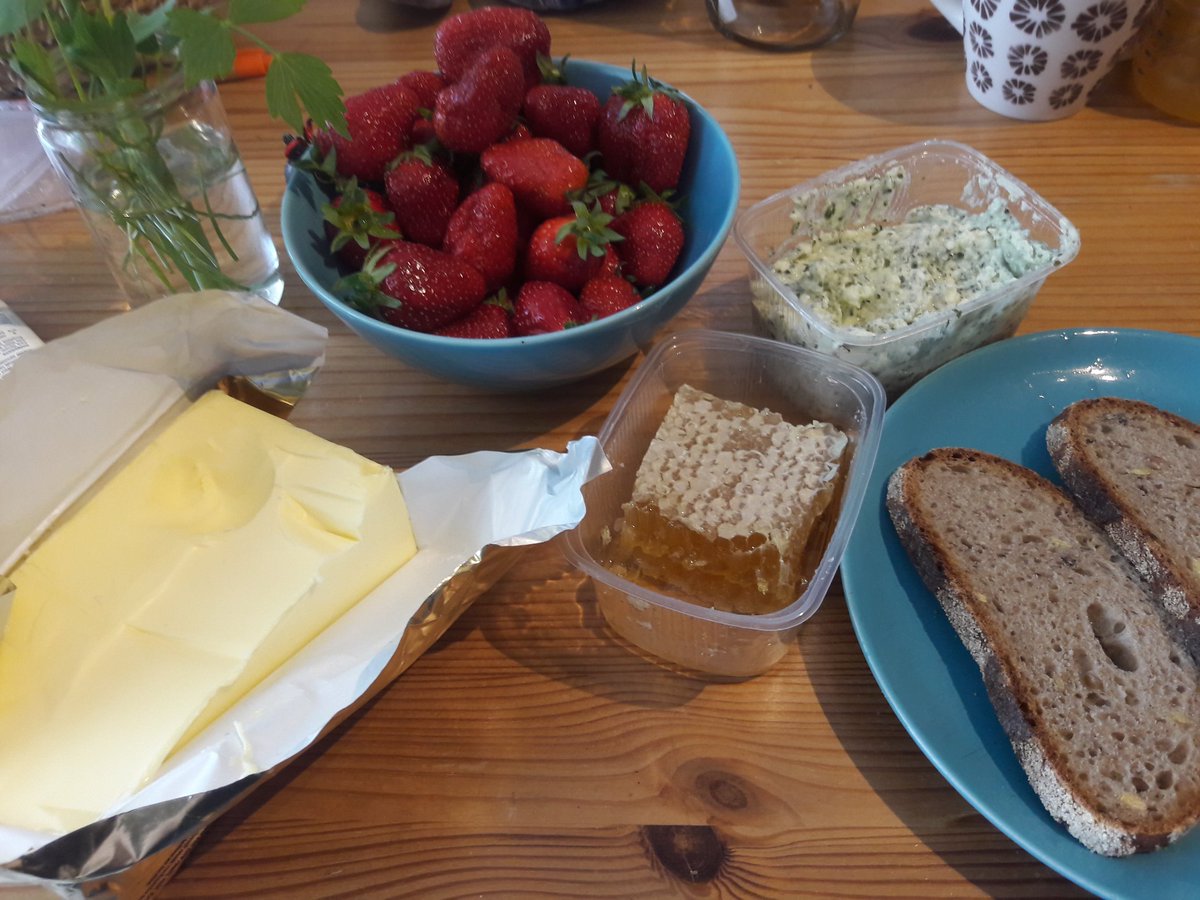 Punk_Frog's tweet photo. Ech wëll iech jo net är Diktatur-Verschwörungs-Stëmmung versauen, mee ech war d'éinescht um Muart an am Guart, a wat soll ech soen: D'Liewen ass schéin.
#Maggistack #Dinkelbrout #Bratzelfeta #Hunneg an zeideg lokal #Äerdbier https://t.co/jOhY1L5VSj