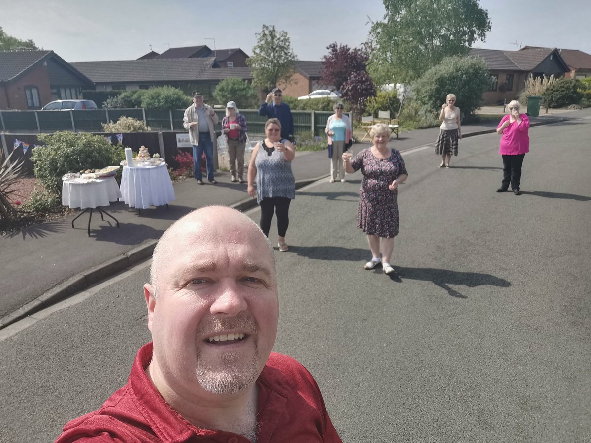 barratt_simon's tweet photo. @peterlevy this is our street this morning. 1940's music playing, neighbours wearing gas masks, and a street party https://t.co/9sDG9e7pNy